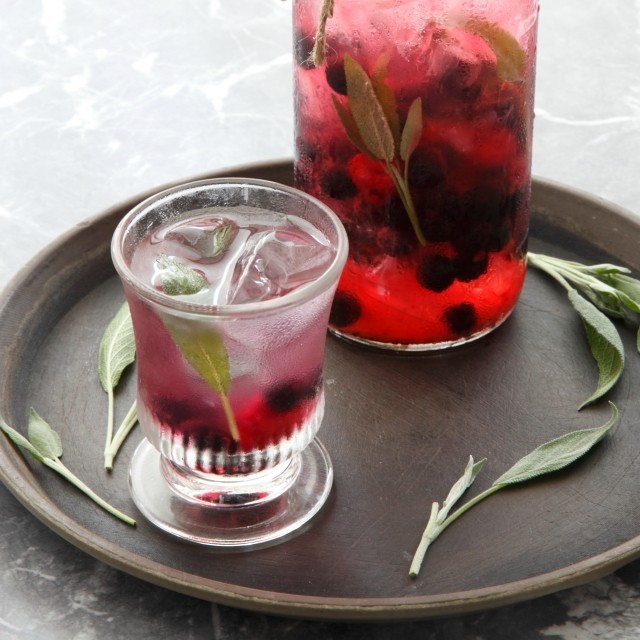 セージの香りがさわやかな大人の味！　ベリードリンク