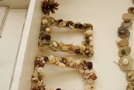リーフと木の実で秋を感じるインテリア