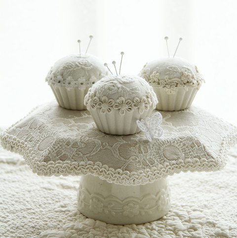 100均グッズの簡単カルトナージュ～ハギレでできるカップケーキピンクッション