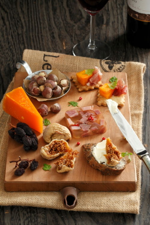 おしゃれな木のボードに♪　ワインなおつまみ盛り合わせ