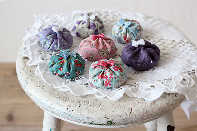 手ぬいでチクチク10分で完成！　拾った木の実でお手玉作り