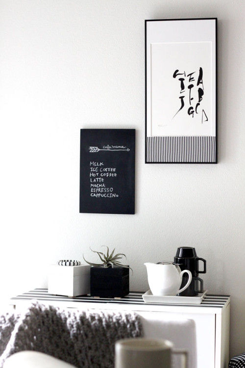 モノトーンでカッコよく！カフェ風にもなるインテリア書