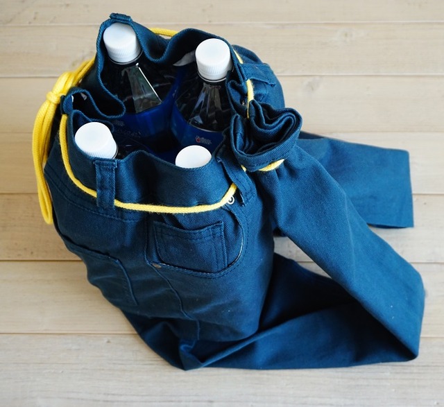 災害時に役立つ、長ズボンで作る即席リュックサックの作り方