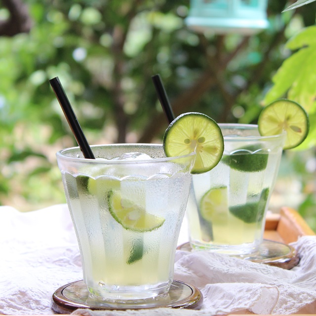 旬のスダチで絶品カクテル♪「スダチ・カイピリーニャ」の作り方