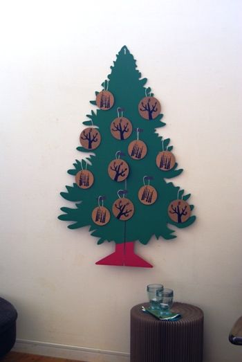 2012クリスマス・７　ＩＫＥＡカードボードのツリーでウォールデコ
