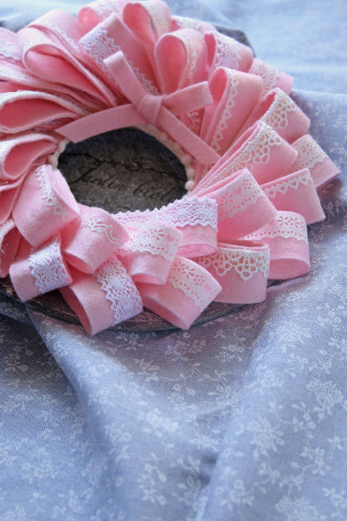 フェルトとレースシールで作る可愛いリース