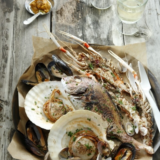 みんな大好きカレー風味！　豪快な魚介のグリルはクミンマヨネーズで夏の味に