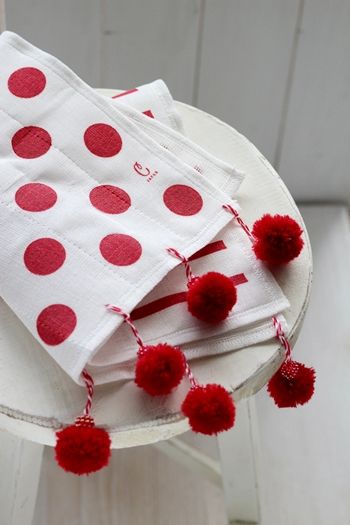 フォークで作る簡単タッセルで、お正月仕様のマットに