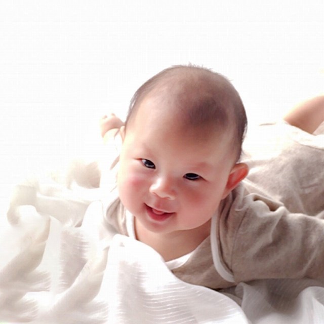 【シニアのスマホ】うちの孫を可愛いく撮ろう～ブレない持ち方はこれ！