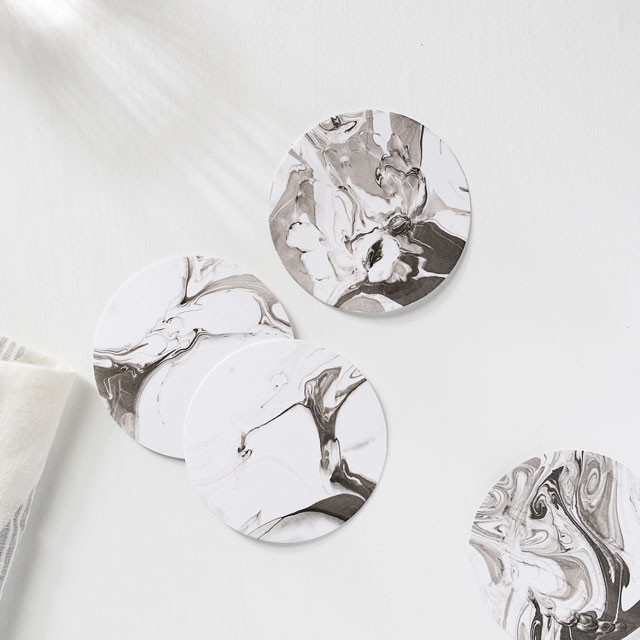 100均の紙のコースターを大理石風に　墨流しでマーブル模様♪