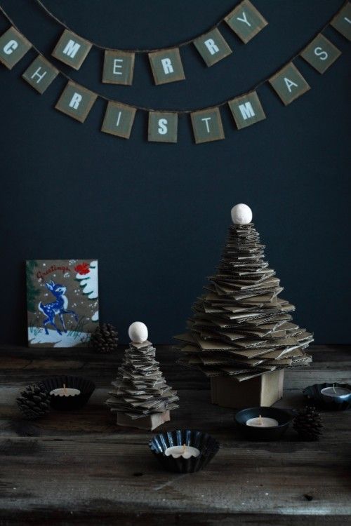 廃材利用？　ダンボールでクリスマスツリー