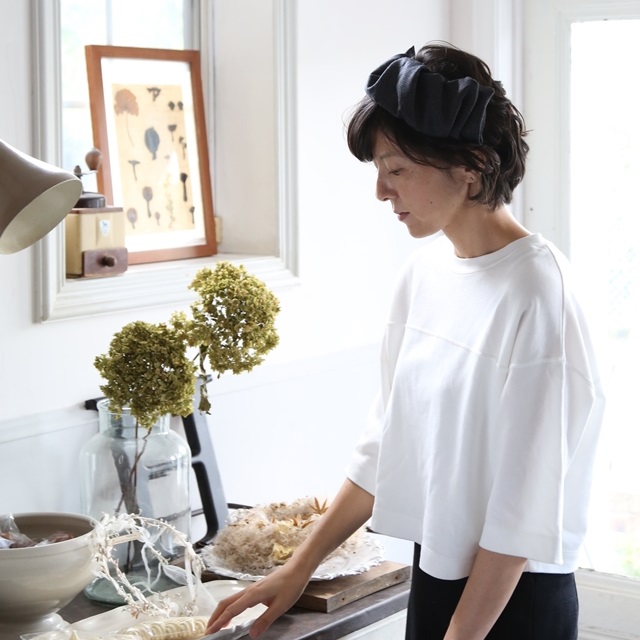 秋色の小さなブーケと室内で楽しむ帽子感覚のヘッドアクセサリー　～　「ナチュラルな暮らしのヒント」から