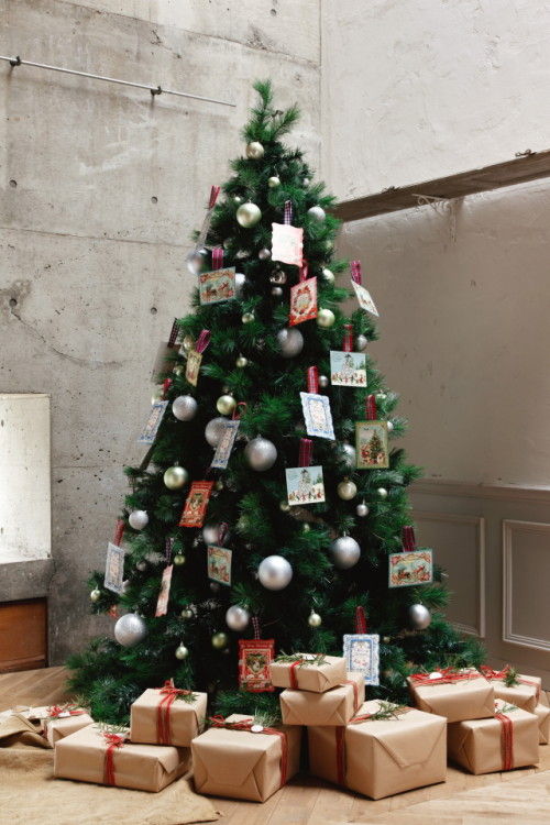 定番カラーのクリスマスツリーを”今年の顔”に　～　素朴なカード＋チェックリボンのオーナメント