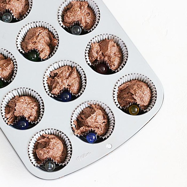 バレンタインアイデア♪ ビー玉でハート型カップケーキを作る方法