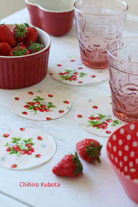 イチゴ柄のオイルクロスで簡単コースター