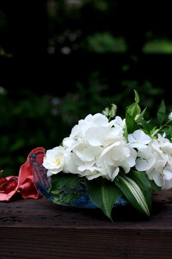 涼やかに活ける夏の庭花