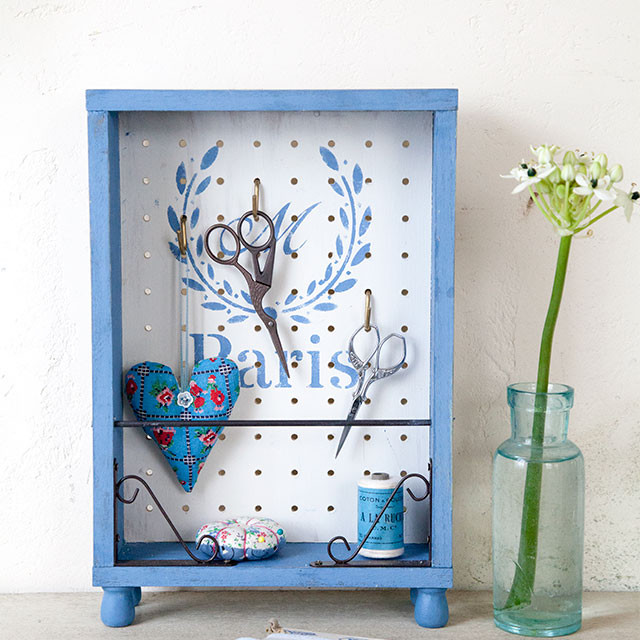 100均有孔ボード＆フレンチステンシルでディスプレイボックスをDIY。色、目的別に簡単アレンジ