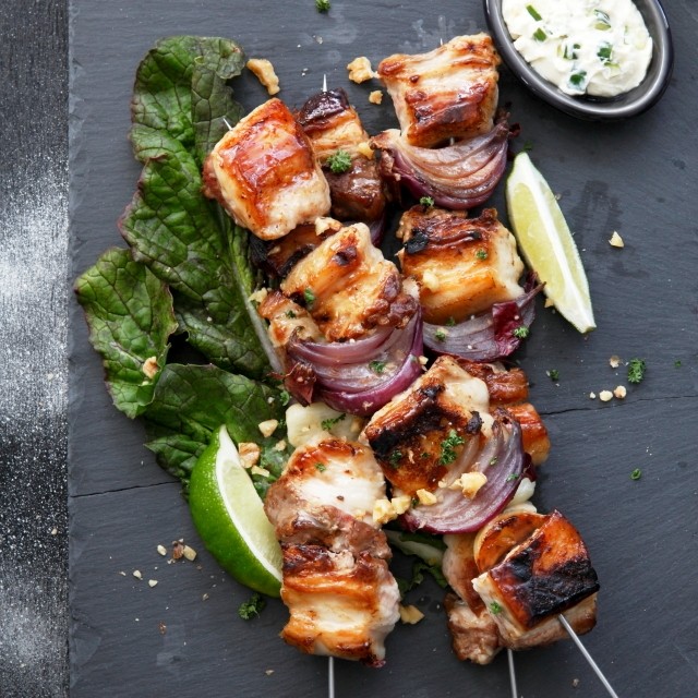 バーベキューでとびきりおしゃれな串料理を! 洋雑誌のようなポークグリル