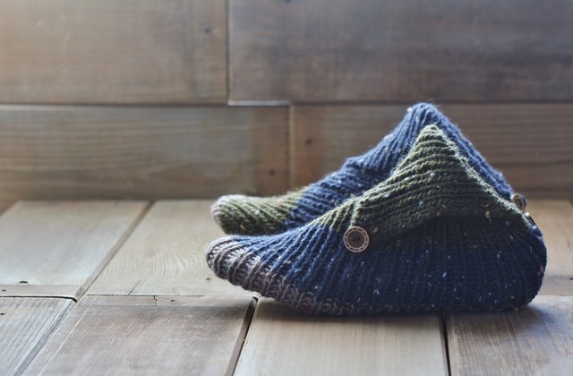 まっすぐ編んで閉じるだけ♪　北欧の妖精“トムテ”のルームシューズ