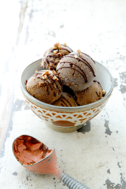 フードプロセッサーにかけて凍らせるだけ！！ヘルシーなアボカドチョコアイス