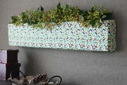 空き箱利用のファブリックパネルに花を活ける
