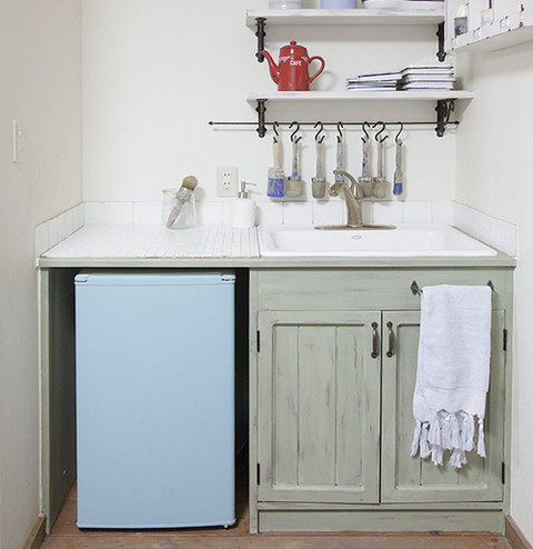 ミニキッチンをプチリノベーション　ペイントの色で雰囲気が変わる！