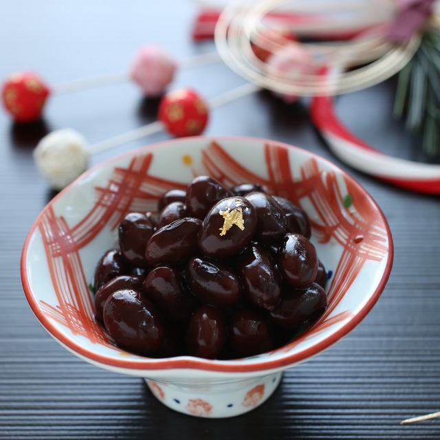 美味しさの秘密は最後のひと手間♪ コクがあって甘すぎない黒豆の作り方