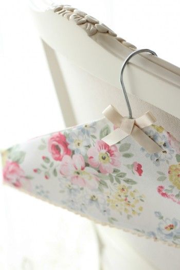 クリーニングハンガーを「キャス・キッドソン」の布で可愛くリメイク