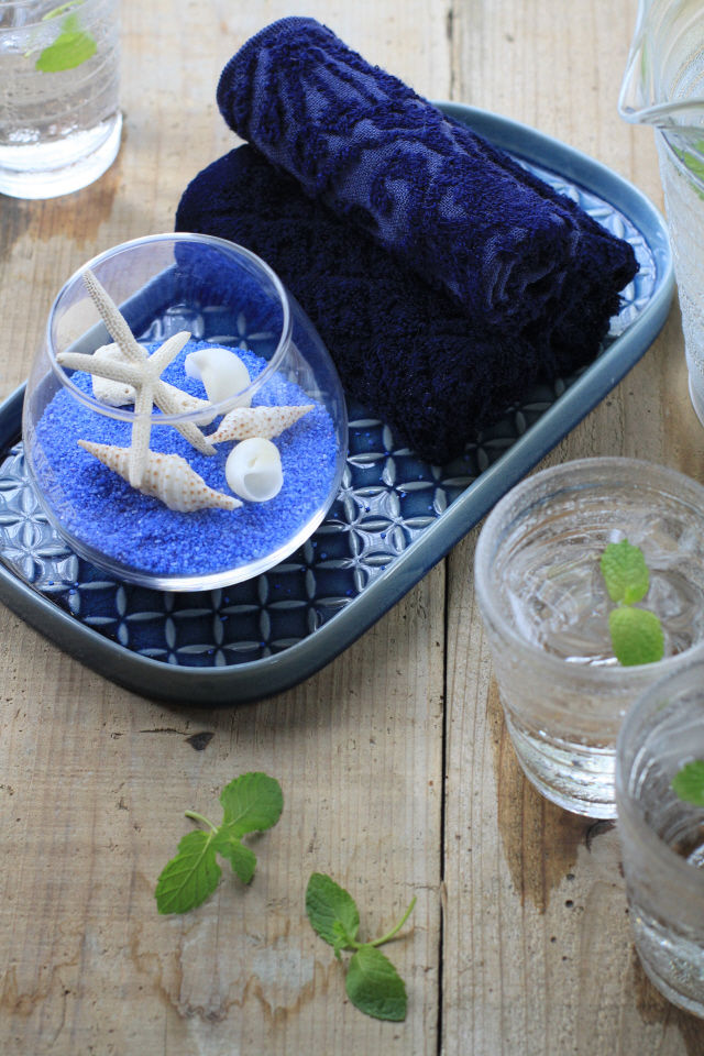 ブルーと貝がらモチーフで、昔ながらの真夏のおもてなし