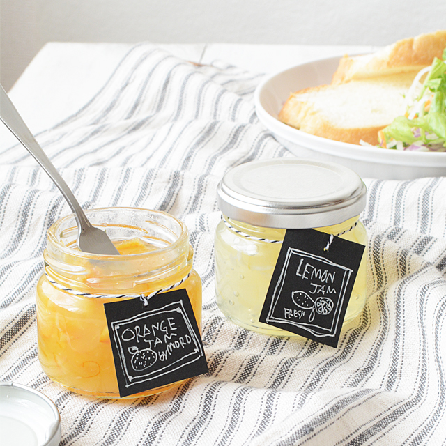 100均のガラス瓶をオシャレにおめかし 黒い紙と白いペンでできるラベルのアイディア3種