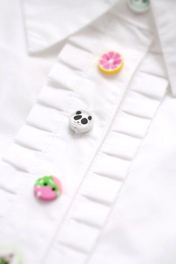 白いシャツのボタンを付け替えて