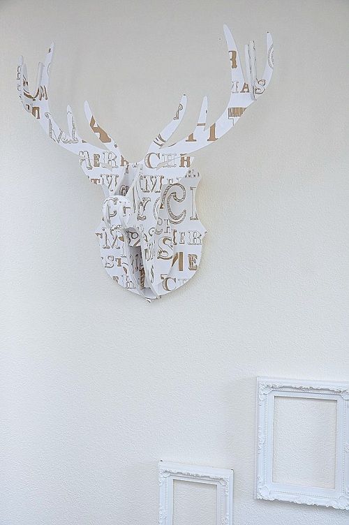 手作りハンティングトロフィーで、壁もクリスマスデコレーション