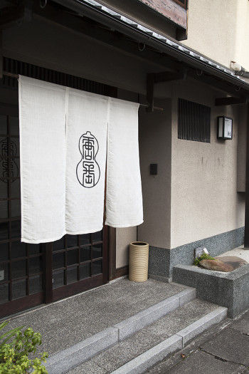 400年続く唐紙制作工房「唐長」を訪ねて