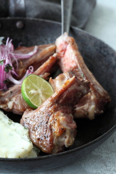 すだちでさっぱりいただく　骨付きスペアリブとハーブマッシュポテト