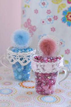 ガラスの器とビーズでキラキラおひな様