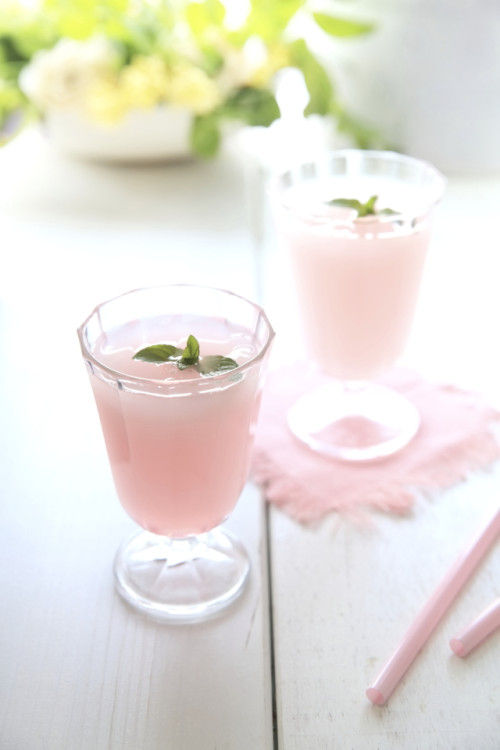 ほんのりピンクのさくら色のドリンクで、春を先どり