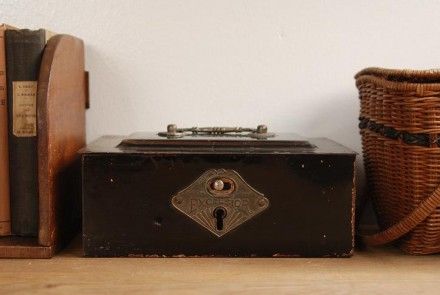 なつかしい金庫箱をインテリアに