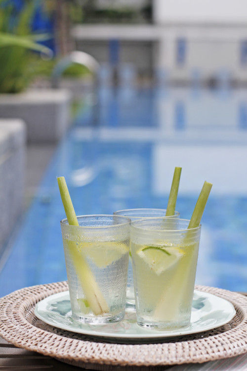 自然素材のストローでリゾート風レモングラスアイスティー