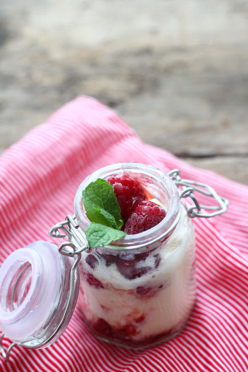 保存ビンに入れるだけ！　市販のアイスでおしゃれにおもてなし