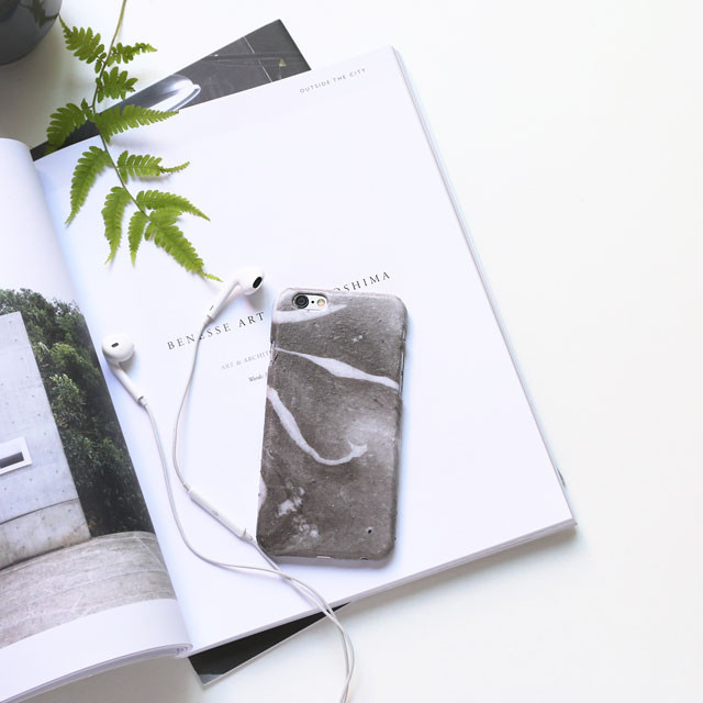墨を割って描く!?　100均のスマホケースを石目柄にリメイクする方法