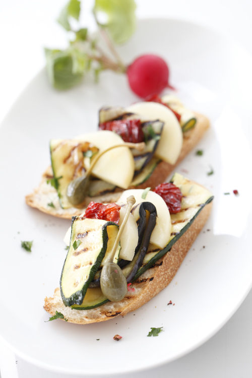 カチョカバッロとグリル野菜のオープンサンド