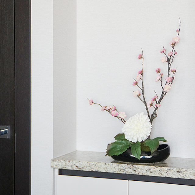 造花で簡単いけばな！ 梅の花にダリアを合わせて自由な発想で