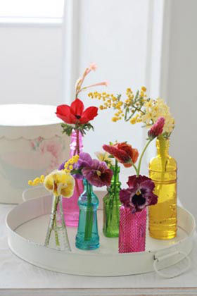 ＭＩＸカラーの春小花をカラフルミニボトルに活ける