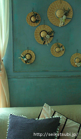 “超簡単デコ”のミニ麦わら帽子を壁飾りにして晩夏のインテリアに